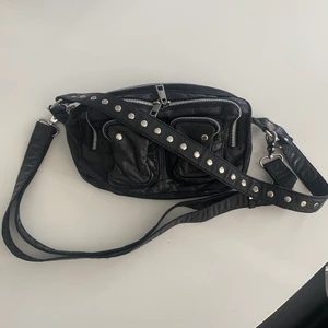 Nunoo väska  - Superfin svart väska från NuNoo i skinn. Väldigt bra kvalite och sparsamt använd! Köptes för 1200kr 💗🌸 fler bilder kan skickas vid förfrågan! 