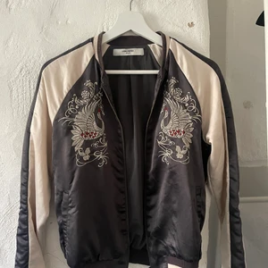 Snygg bomberjacka - En sommrig mönstrad bomber jacka, bra skick