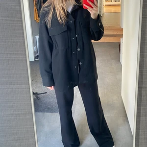 Shacket svart från Monki, oanvänd - Helt ny, oanvänd shacket från Monki i storlek M, säljer då jag tappat bort returkvittot och har köpt en annan jacka☺️☺️🙌🏼🙌🏼 Nypris 600, säljer för 300 + frakt 💞