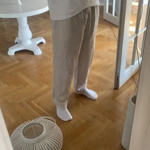 LINNEBYXOR - Riktigt sköna linnebyxor i princip nyskick! Bara att skicka om ni vill ha mer bilder🙌 modell på bilden: 186cm lång