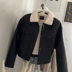 Läder jacka - Väldigt fin men använt fåtal gånger, vet itne vad materialet är men typ läder