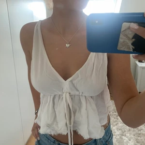 TOPP FEÅN BRANDY MELVILLE - Säljer mina otroligt söta brandy melville topp. Säljer endast vid bra bud🙌🏼 passar allt från xxxs-m (one size)