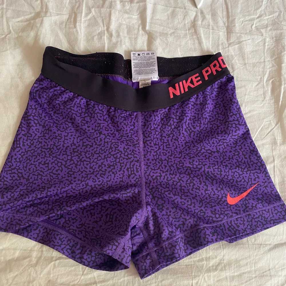 Supersnygga träningsshort/hot pants från Nike | använda en del men i gott skick | säljs då dom är för små. Shorts.
