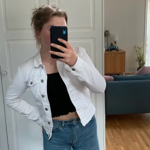 Vit jeansjacka - Vit jeansjacka från Vero Moda, strl S. Fint skick! Kan skickas eller mötas upp kring Jkpg 😀