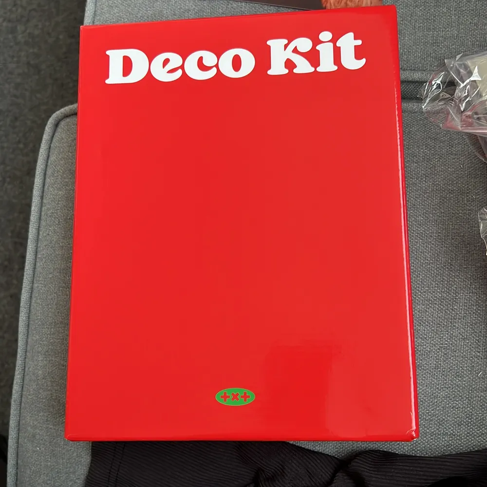 Txt deco kit helt nytt, allt ingår. Huening photocard plus massa andra inclusions❤️ ordinarie pris är 700 . Övrigt.