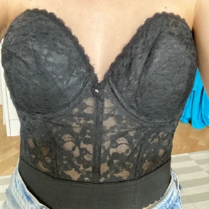Korsett top - SÅ HIMLA SNYGG KORSETT TOPP köpt på Beyond retro. Sitter lite stort i bysten på mig som har D kupa men sitter bra i midjan! 