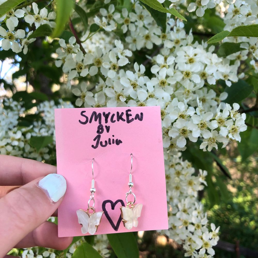 Hej jag säljer örhängen . Men kolla vilka fina fjärils örhängen ! Wow 🤩😍Kolla min Plick för flera örhängen . Skriv om ni skulle vilja vara intresserad att köpa ! Det skulle betyda mycket. Fri frakt vid köp av 3🤍🧸 Följ gärna min tik tok smycken.byjulia. Övrigt.