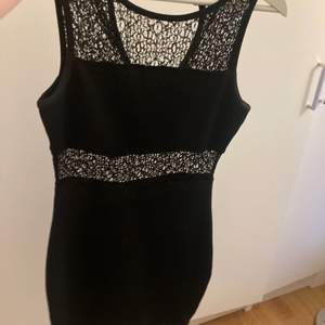 Säljer en fin svart klänning i storlek S. ☺️