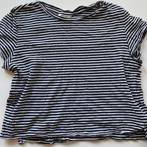 Randig t-shirt ❕ - Fin och luftig svart och vit randig T-shirt från monki <3 bra skick och perfekt för sommaren (förlåt för katthår i sista bilden 💀 tar såklart bort det innan jag skickar tröjan <3) 