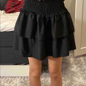 Kjol shein - SÅ FIN KJOL från shein som är oanvänd, endast provad. Jag en identisk och därav säljer jag denna! Storlek s, xs/s skulle jag säga att den passar! 