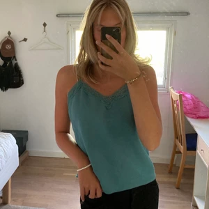Linne i spets - Ett grönt/turkos spetslinne från Zara i storlek L men sitter bra på mig som vanligtvis har M