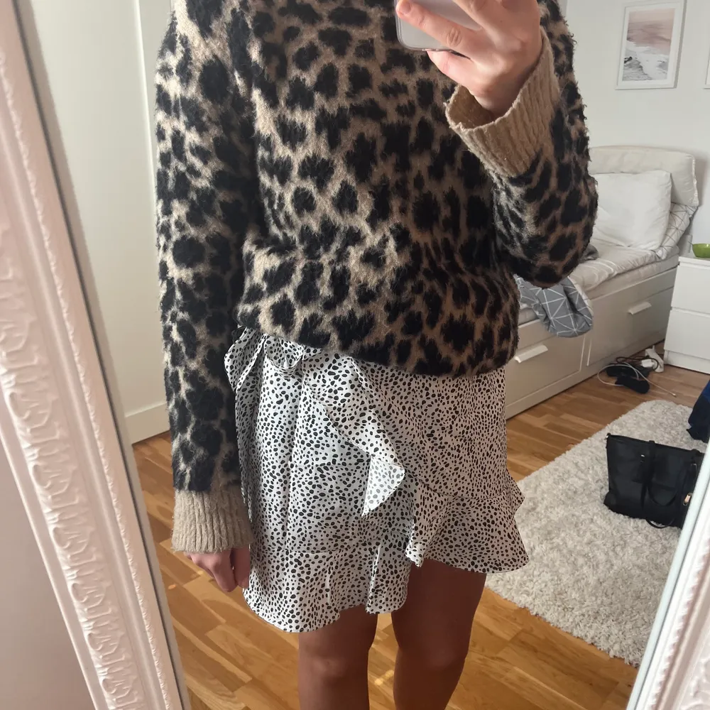 Stickad leopard tröja i storlek xs från Nakd🤎 Men skulle säga att den är rätt oversized och skulle passa s och m! Bra skick inga skavanker! Skriv för fler frågor eller fler bilder✨ (pris kan diskuteras). Tröjor & Koftor.