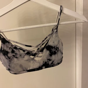 Bikini - Super cool bikini överdel i marmor inspirerat mönster från hollister🖤  70kr + 66kr frakt, priset kan diskuteras🤍
