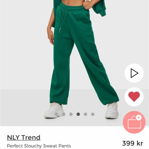 Nelly mjukis - Ett par mjukisbyxor från Nelly som jag prövat en gång! ÄSLKAR DEM 🥺🥲💚Alltså helt i nyskick!! Storlek S och jag är 173cm och de sitter bra på mig💚