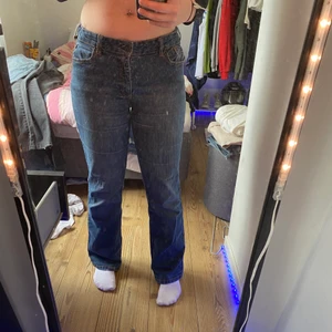Blåa jeans  - Jätte fina jeans lågmidjade / medel lågmidjade ❤️