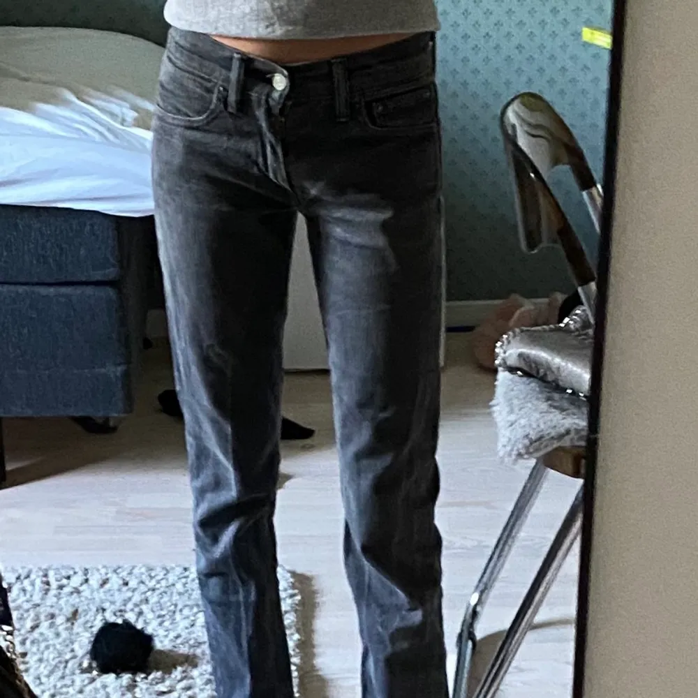 Ett par gråa jeans från Levis i storlek 27/32 och passar mig som vanligt vis har 32-34 i jeans jag är också 167 och dem passar mig perfekt i längden💗. Jeans & Byxor.