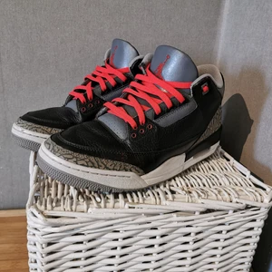 Air jordan 3 custom  - Hej, säljer mina jordans då jag införskaffat mig nya skor, dessa är perfekta för dig som vill prova att måla customs eller bara ha allmänt sköna skor till sommaren. Jag skickar med angelus grå och röd färg samt matte finisher och svarta snören. De var red cements från början, men är typ black cements nu 😅 kan gå ner lite i pris vid snabb affär. 