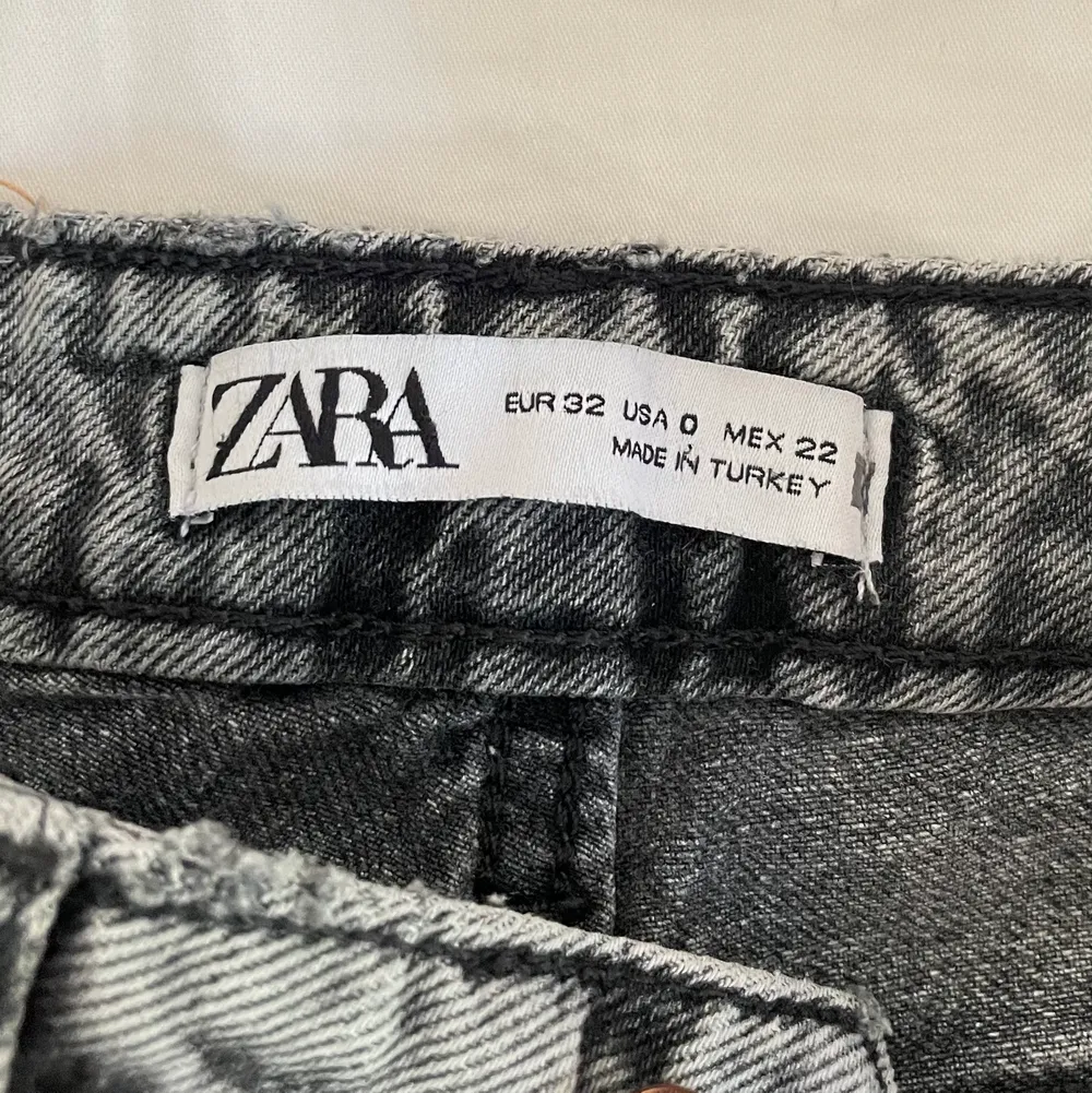Säljer ett par gråa jeans i storlek 32 från Zara som har slits💛 Säljer pga att de inte kommer till användning, 190kr+66kr frakt💛 Säljer massa fler jeans!. Jeans & Byxor.