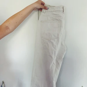 Weekday rowe jeans  - Weekday Rowe jeans i beige färg. W26 L34.  Nypris 500kr 