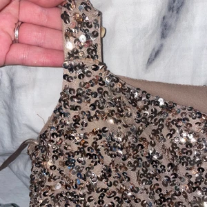 Klänning från nelly, storlek 34/36  - Hej, jag säljer denna fina klänningen då jag endast använt 1 gång ( alltså helt ny kan man säga ). Jag har sytt lite grann på baksidan av axlarna då den var lite lös/stor för mig, däremot passar den perfekt för både storlek S och M. Hör gärna av ger för intresse, priset kan diskuteras💖 ( OBS❗️ köparen står för frakten ). 