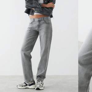 Säljer mina lågmidjade jeans från Gina tricot då det var för stora. Passar mig perfekt i längden som är 173cm. Hör av er vid intresse eller frågor. 💕 Frakt tillkommer! 