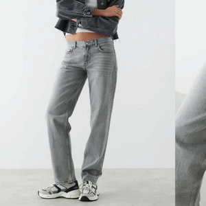 Jeans strl 38  - Säljer mina lågmidjade jeans från Gina tricot då det var för stora. Passar mig perfekt i längden som är 173cm. Hör av er vid intresse eller frågor. 💕 Frakt tillkommer! 