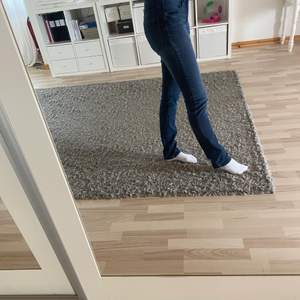 Säljer dessa mörkblåa typ skinny jeans, lite lösare där nere. Använda mycket men inget man ser så. Är i modellen Emma och kommer ifrån P.O. AHL. Sitter bra på mig som är 166 cm.