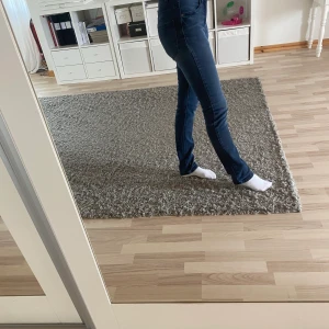 Blåa skinny jeans - Säljer dessa mörkblåa typ skinny jeans, lite lösare där nere. Använda mycket men inget man ser så. Är i modellen Emma och kommer ifrån P.O. AHL. Sitter bra på mig som är 166 cm.