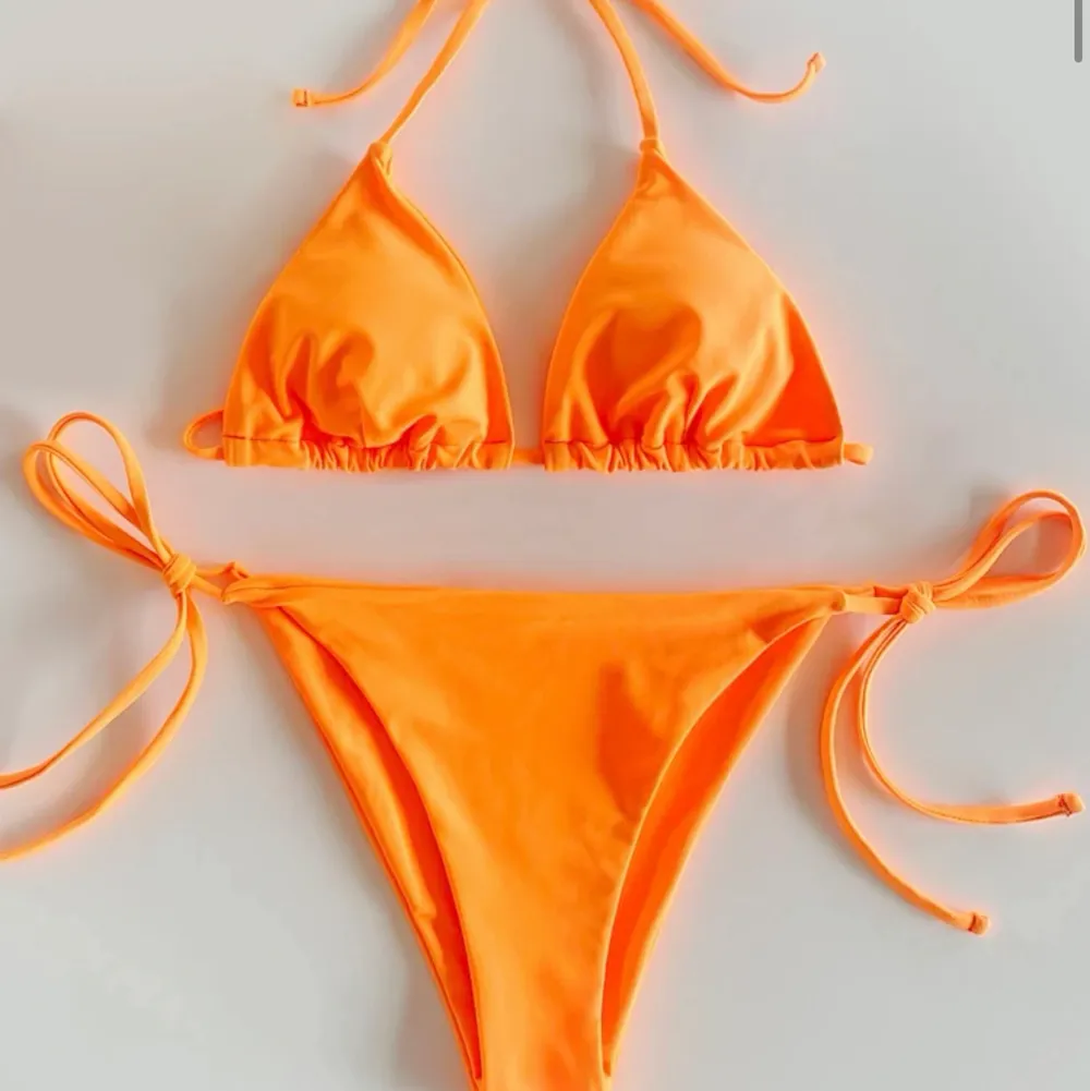 Säljer denna orangea fina bikini i stl XS  från Shein då jag råkade köpa 2. Helt oanvänd och ligger i förpackningen köptes för 99kr säljer för 69 + frakt. Övrigt.