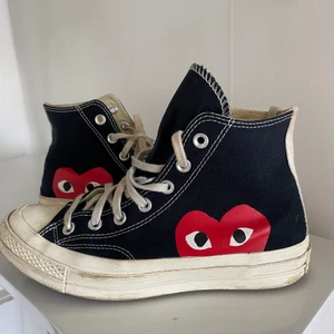 Convers  - Säljer mina Comme des Garçons Play X Converse Heart Print High-Top Sneakers storlek 39. Använda men bra skick 🖤
