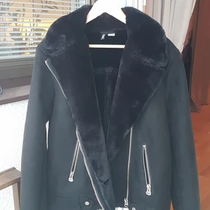 Fodrad bikerjacka i fakeläder/fakepäls - Praktiskt taget oanvänd bikerjacka i storlek M från H&M Divided. Ser helt ny ut. Tycker den är jättefin men sitter tyvärr något för stort på mig som är mer mot storlek S normalt.