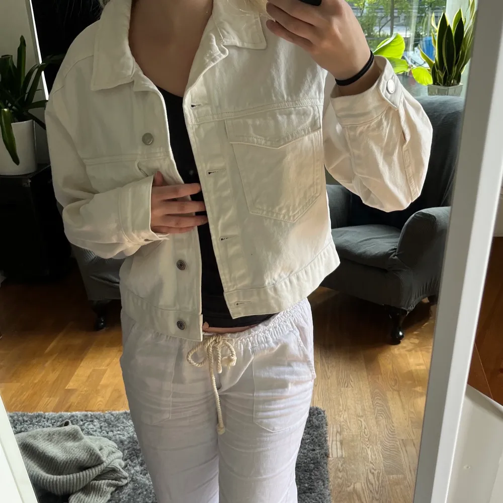 En jättefin och lite croppad vit jeans jacka från Gina tricot i storleken s. Aldrig andvänd endast testad, i nyskick. Kan mötas upp i Sundbyberg/stockholm annars står köparen föe frakten. Jackor.