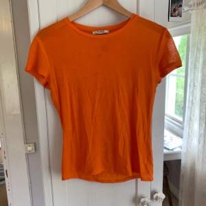 Orange t-shirt från Zara i fint skick! Tunt lite genomskinligt tyg, snygg med spetstopp under!✨✨ paketpris vid köp av flera plagg, priset kan diskuteras💫