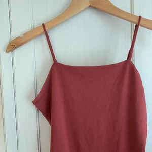 Linne/ body - Body i fint skick! Vinröd/rosa färg. Använd 2ggr så i fint skick! Tjockare material som sitter fint på kroppen. Paketpris vid köp av flera plagg😋 priset kan diskuteras💓💓