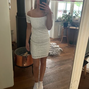 Vit spetsklänning  - Super söt offshoulder klänning till sommaren. Det är spets över hela klänningen men de är som ett undertyg så den är verkligen inte genomskinlig.