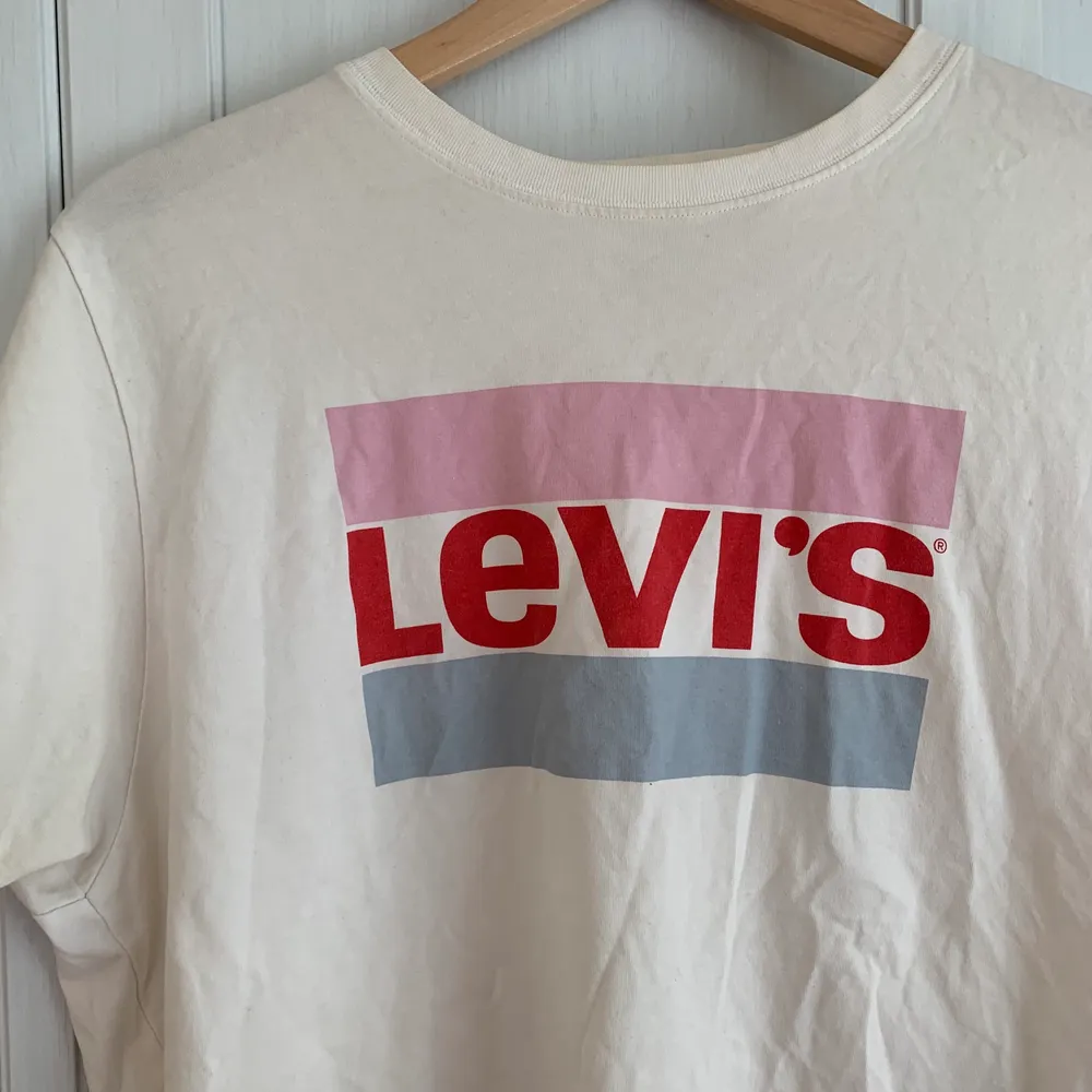 T-shirt från märket Levis i mycket fint skick! 💓 paketpris vis köpa av flera plagg, priset går att diskutera💛💫😋. T-shirts.