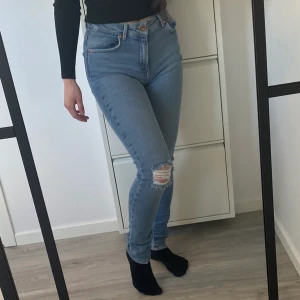 Jeans - Stretchiga jeans köpta på bikbok. Nytt skick, använda enstaka gång. Köparen står för frakt.