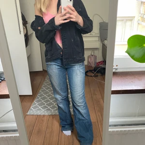 Jeansjacka svart - Snygg oversized svart jeansjacka! Den är i fint skick och sitter fint. Har ni några frågor är det bara att fråga💞