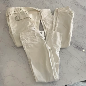 vita jeans - Vita jeans som tyvärr är för små för mig och därmed kan jag inte visa hur dem sitter på❤️ Säljer ett par för 60kr, två par för 110 och alla tre för 150💫 Frakten för beror på köp av ett eller flera. Högst upp till vänster: bershka storlek 34, längst upp till höger: Hollister storlek w24 l29, längst ner imitten: Hollister w24 l31