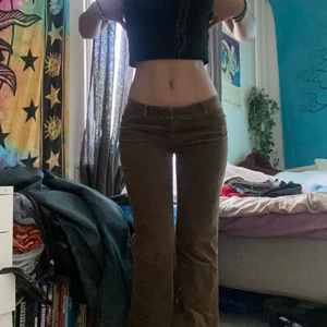 ManchesterByxor - Coolaste bruna manchester byxorna med bootcut😜 Köpta i new york så är markerade med strl 10, vilket iaf inte säga mig något(?) men passar perfekt på mig med M. Innerbensmått-80 cm och midjemått-84 cm. Köpare står för frakt på 66 kr men kan även mötas i Västerås😊