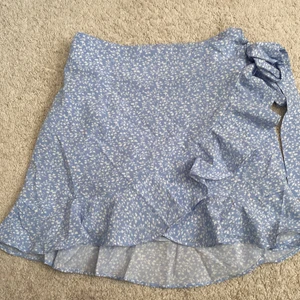 Blå Mönstrad kjol - Fin blå kjol med mönster på köpt i sommras💙 Kontakta för fler bilder