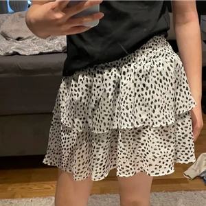 Vit prickig kjol ifrån Chelsea  - Säljer denna snygga vita kjolen med svarta prickar ifrån chelsea som är i nyskick. Köpte den förra sommaren men säljer då jag är i behov av pengar. Lånade bilder så hör av er ifall ni vill ha egna! Köparen står för frakten ❤️ 