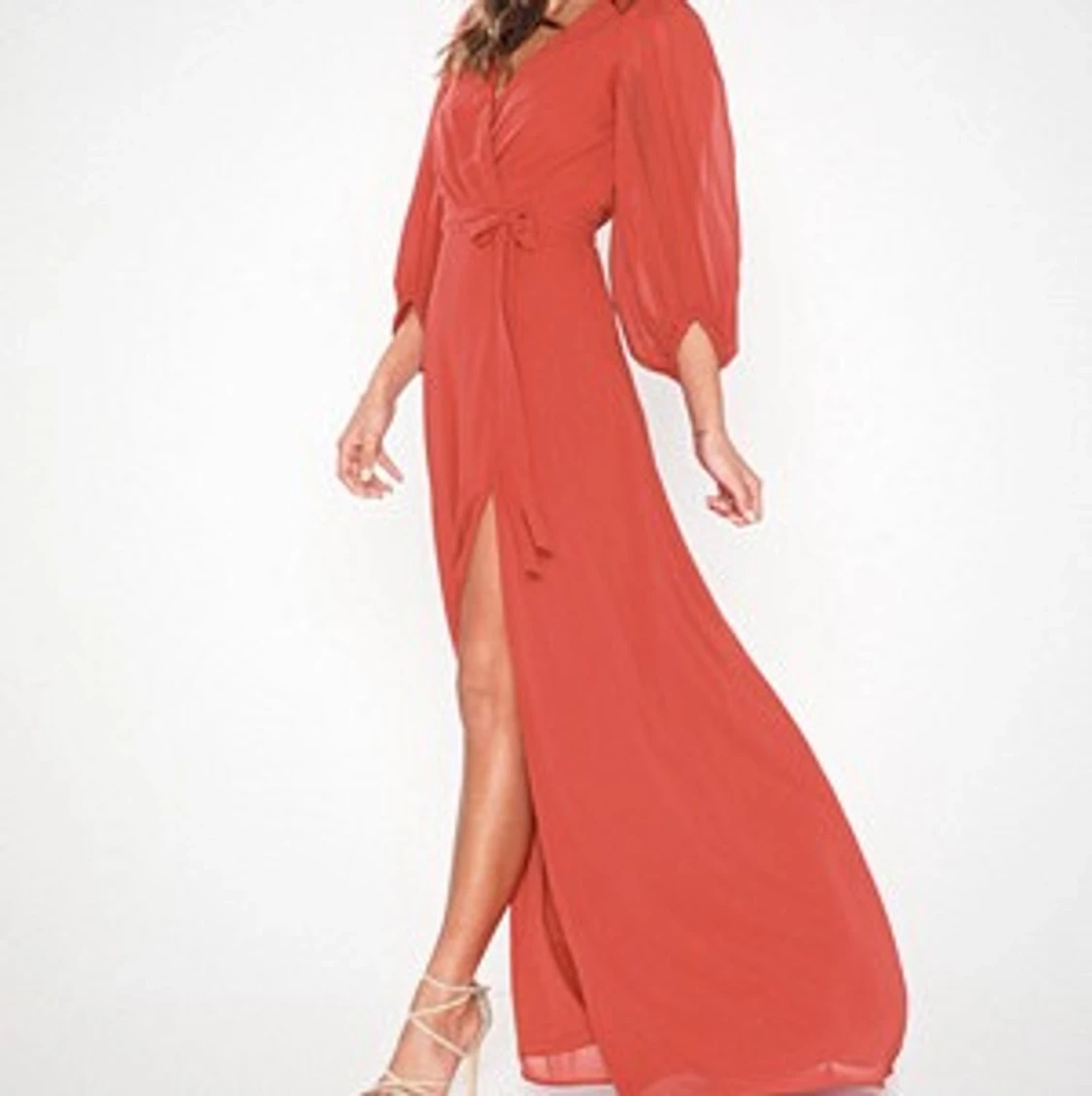 Rosa röd chiffonklänning. Balklänning.