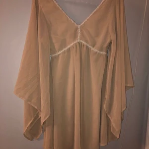 Klänning - Beige klänning från rare london med spets detaljer