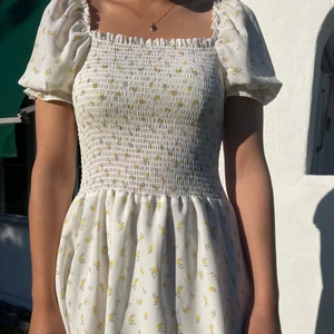 Sommar klänning från NA-KD strl S - Jätte fin och somrig klänning perfekt för midsommar eller avslutning, inte använd då jag inte haft ett tillfälle för det, strl s men passar även M då den är töjbar. Frakten står för köparen! 🌼🌼🌼🌼✨✨✨
