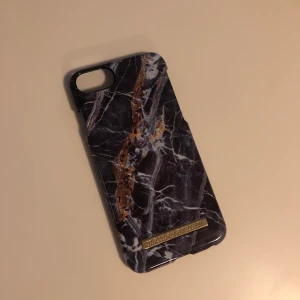 iPhone 6 mobilskal - Ett mobilskal från idealofsweden, några repor då den är använd men annars är den i bra skick