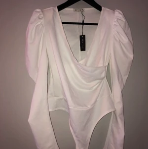 Vit body - Vit body med puffärmar