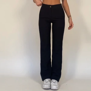 Kostymbyxor venderbys  - Säljer dessa super snygga kostymbyxor från venderbys i nyskick då jag har vuxit ur dom. Dom är midrise och rätt så långa i benen! Bilderna är från hemsidan!