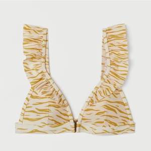Zebramönstrad bikinitopp från lovestories x H&M. Jättefin i sommar men säljer bara för att jag har den i två storlekar.❤️