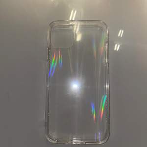 Ett coolt skal som reflekterar regnbågsfärger i vissa ljus och vinklar! För IPhone 11 🤍 (frakten varierar)